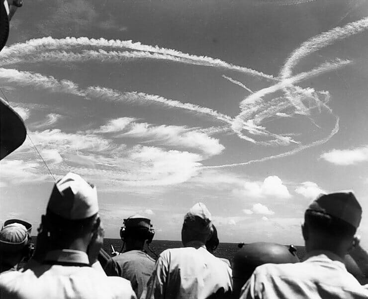 Fighter_plane_contrails_in_the_sky